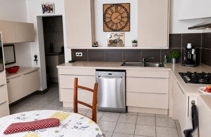 belle maison situé sur la commune de Les peintures avec une superficie de 136 m2 sur un terrain de 3818 m2 avec des dépendances — photo 5