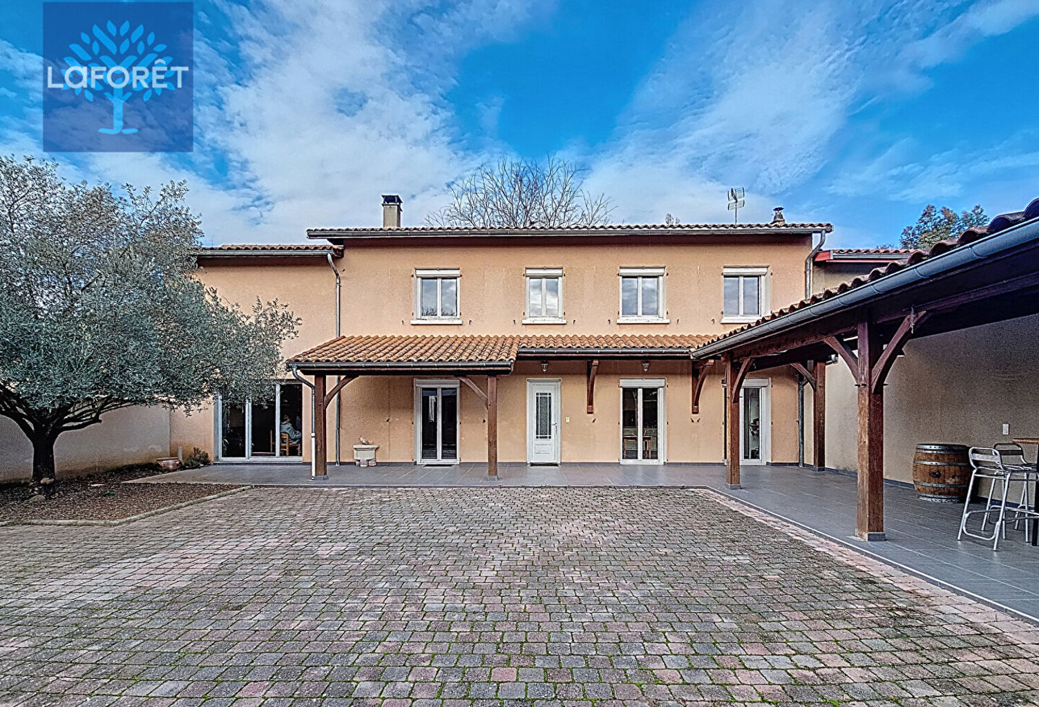 Maison de 181 m2 avec dépendances sur une parcelle de 955 m2 — photo 1