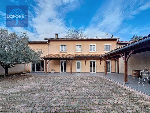Maison de 181 m2 avec dépendances sur une parcelle de 955 m2 — photo du bien