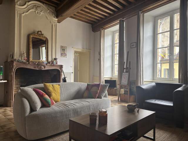 SEMUR EN AUXOIS centre-ville : appartement quatre piéces, 93m², avec une terrasse. Prix : 155 000€ — photo du bien