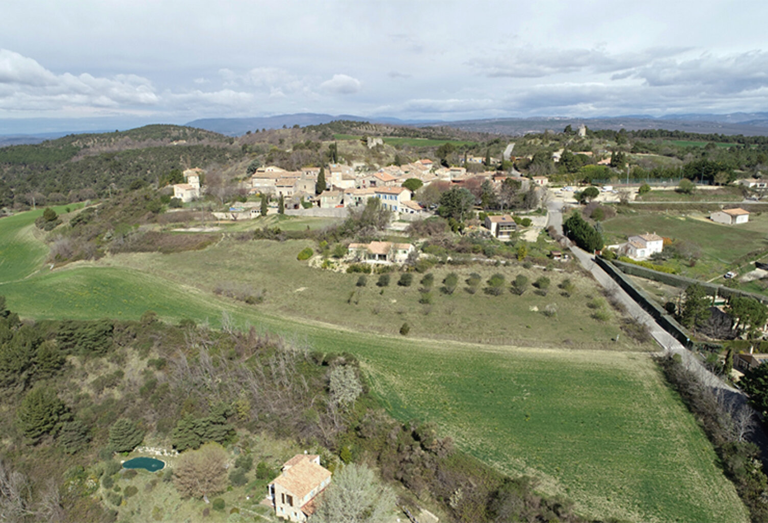 MON TERRAIN CONSTRUCTIBLE A MONTFURON DE 527 M² — photo 1