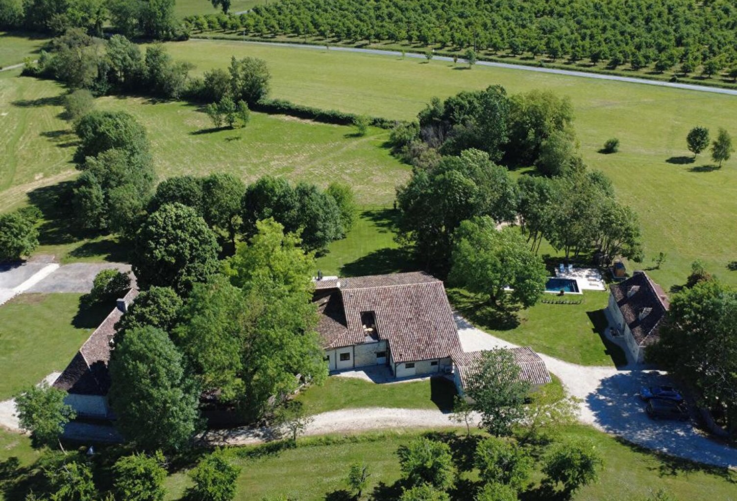 Un domaine d'exception en Dordogne avec trois maisons de caractère et deux granges — photo 1