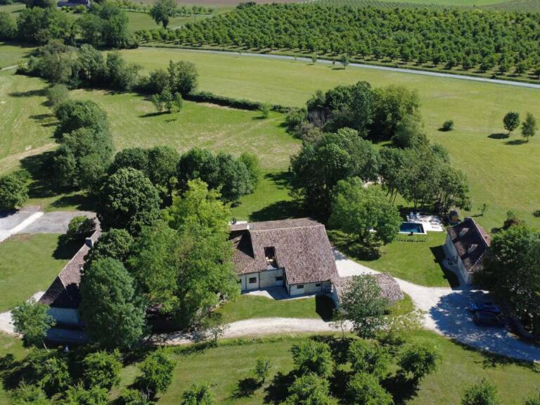 Un domaine d'exception en Dordogne avec trois maisons de caractère et deux granges — photo 1
