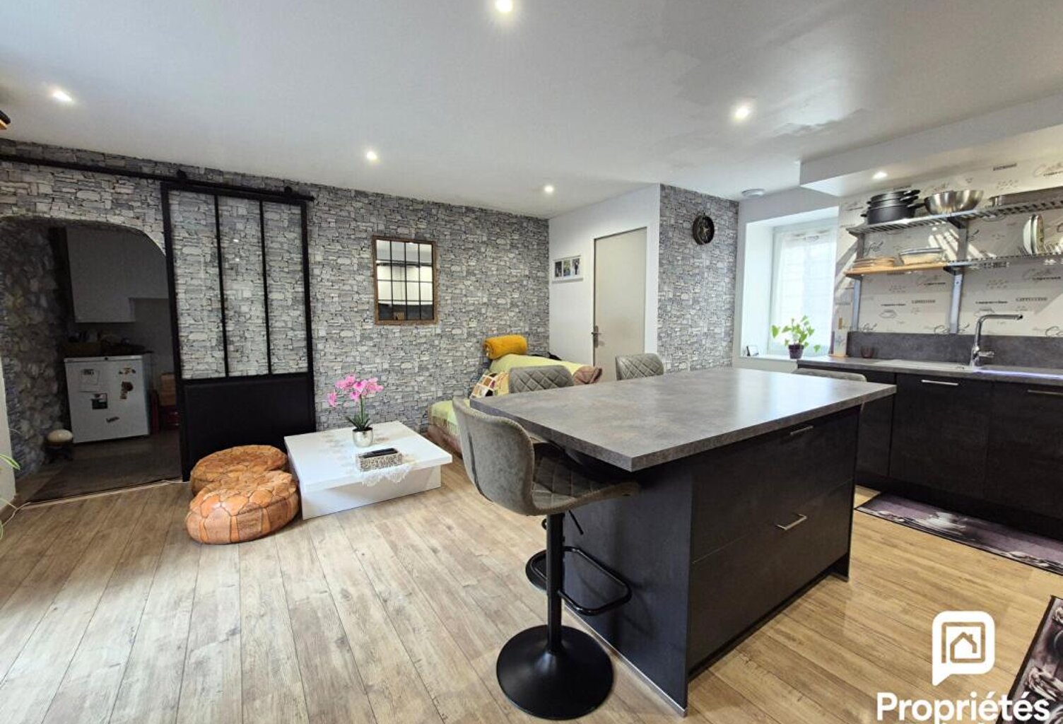 Collonges (01550) - Maison de village rénovée 4 pièces de 93 m² avec loggia et parking privatif — photo 1