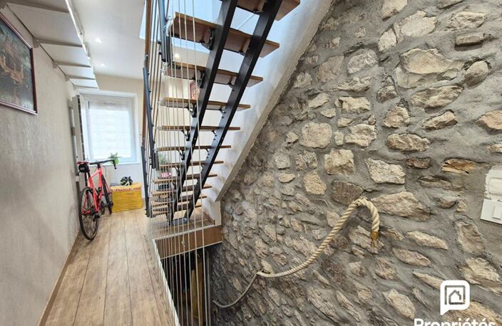 Collonges (01550) - Maison de village rénovée 4 pièces de 93 m² avec loggia et parking privatif — photo 4