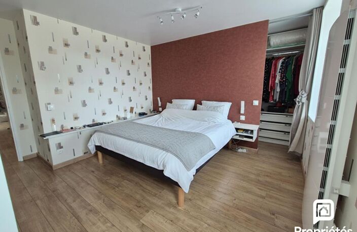 Collonges (01550) - Maison de village rénovée 4 pièces de 93 m² avec loggia et parking privatif — photo 5