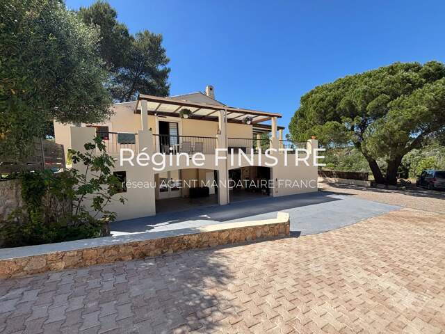 LE MUY -MAISON -T5 RENOVEE  199 M2 -VUE DEGAGEE- TERRAIN 2158 M2 -DEPENDANCES -DPE B — photo du bien