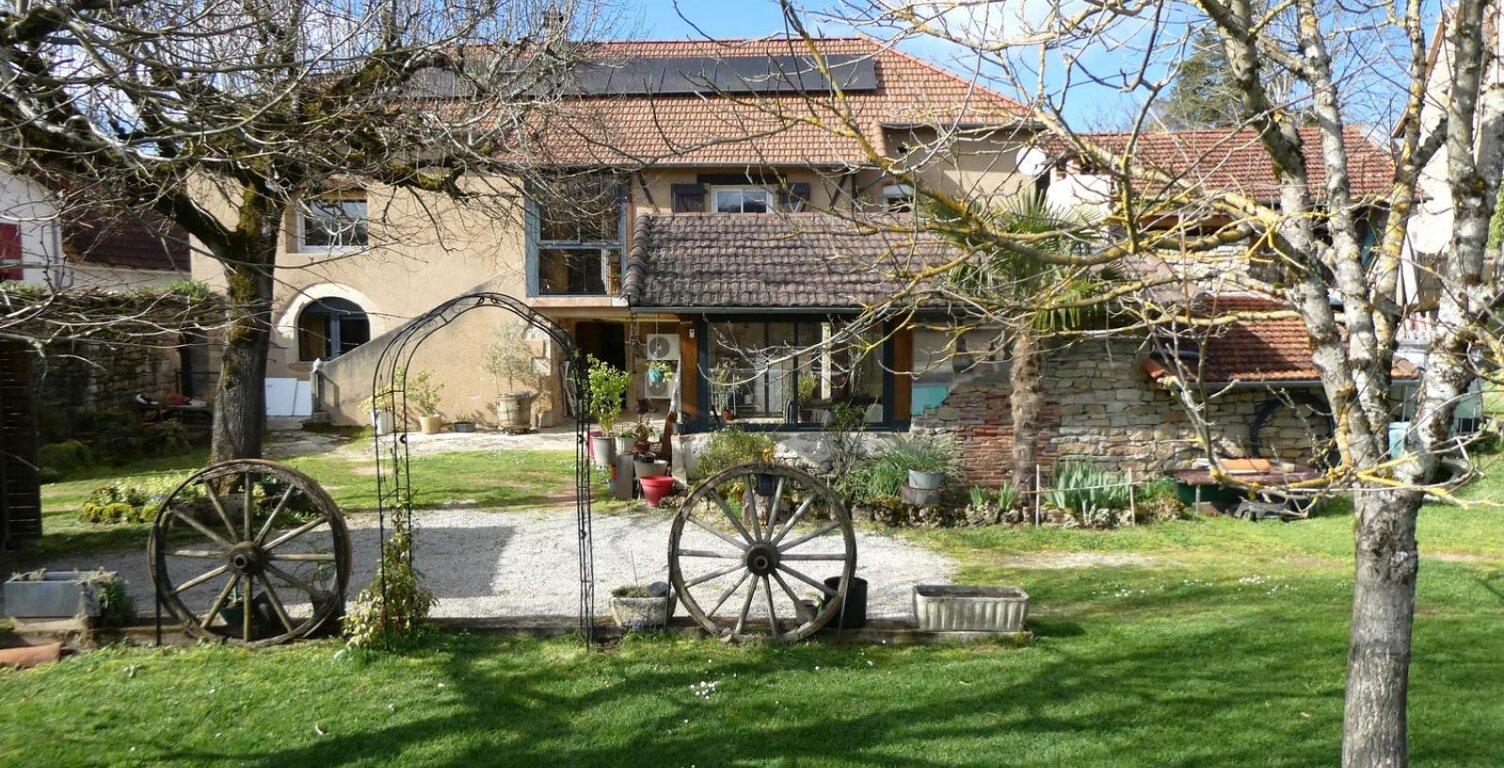 Quel joli lieu de vie, ou de villégiature ! A vendre Secteur FIGEAC 46100 maison, piscine et dépendances. — photo 1