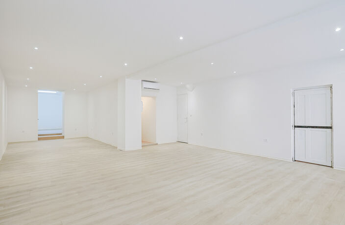 Solliès-Pont - Centre ville - Local commercial d'une surface de 91,58m2 avec cave de 34.83m2 — photo 2