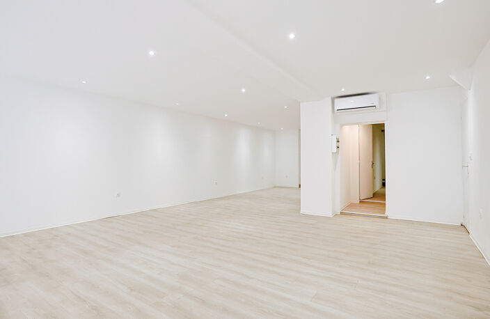 Solliès-Pont - Centre ville - Local commercial d'une surface de 91,58m2 avec cave de 34.83m2 — photo 3