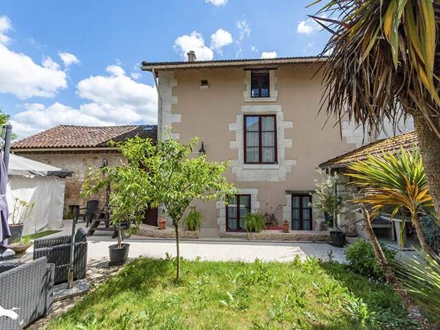 Maison de bourg de 7 pièces principales — photo du bien