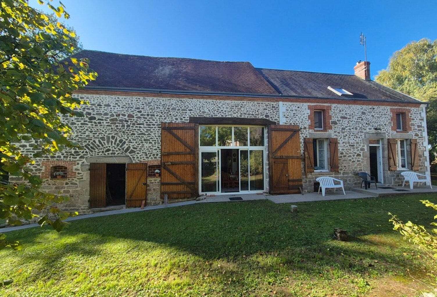 Maison à vendre 10 pièces proche de AIGURANDE (36) 2 maisons habitables 1 maison de gardien 1 grande grange Propriété de caractère 220 m² habitables À 4 km d’Aigurande ! — photo 1
