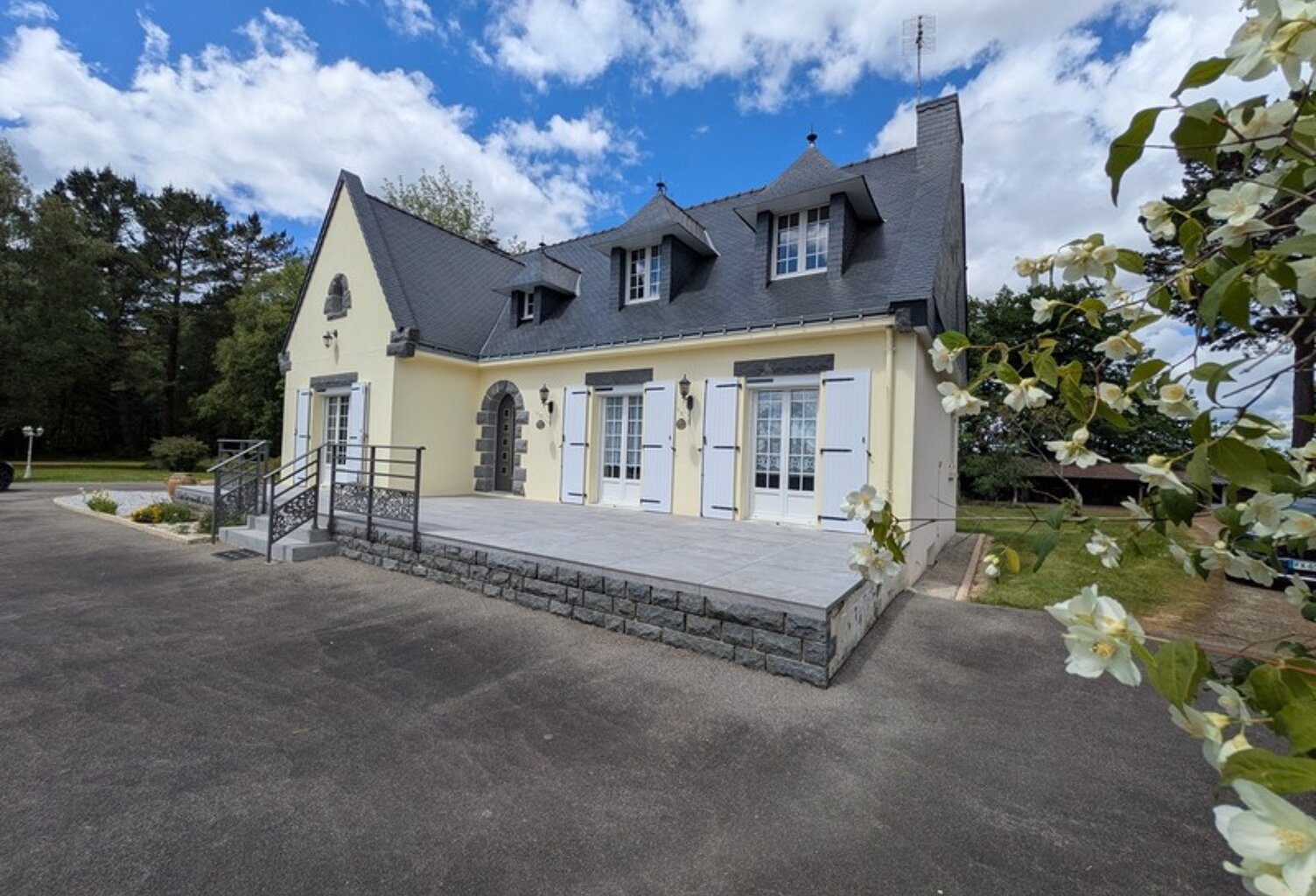 PRIZIAC PROPRIÉTÉ COMPOSÉE D'UNE MAISON DE TYPE NÉO BRETONNE DE 8 PIECES EN TRES BON ETAT GENERAL GRANDE DÉPENDANCES PARCELLE DE 1 HECTARE 47 ARES — photo 1