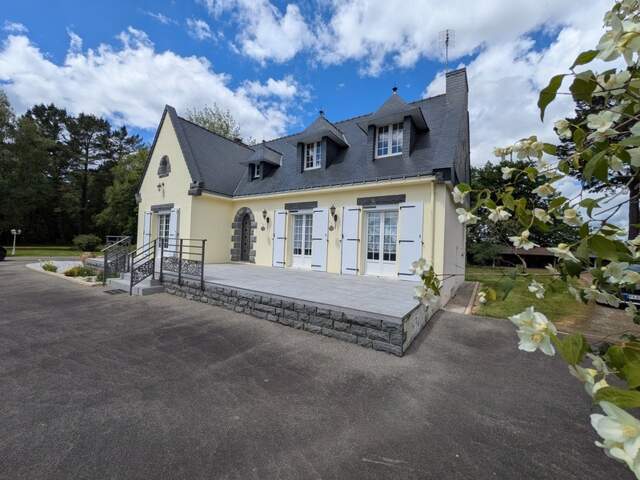 PRIZIAC PROPRIÉTÉ COMPOSÉE D'UNE MAISON DE TYPE NÉO BRETONNE DE 8 PIECES EN TRES BON ETAT GENERAL GRANDE DÉPENDANCES PARCELLE DE 1 HECTARE 47 ARES — photo du bien