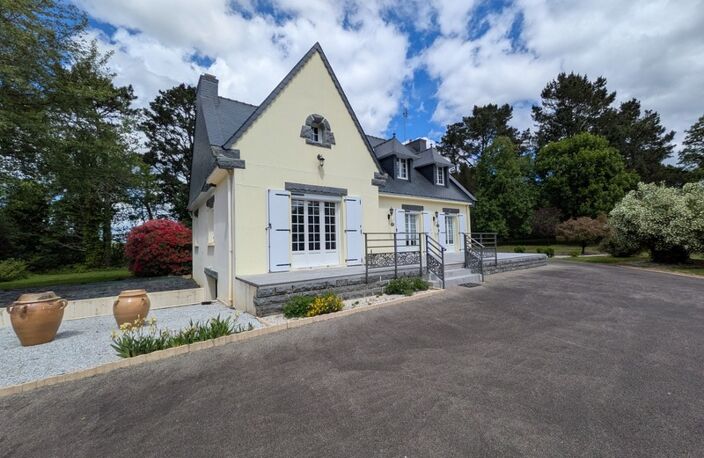 PRIZIAC PROPRIÉTÉ COMPOSÉE D'UNE MAISON DE TYPE NÉO BRETONNE DE 8 PIECES EN TRES BON ETAT GENERAL GRANDE DÉPENDANCES PARCELLE DE 1 HECTARE 47 ARES — photo 2