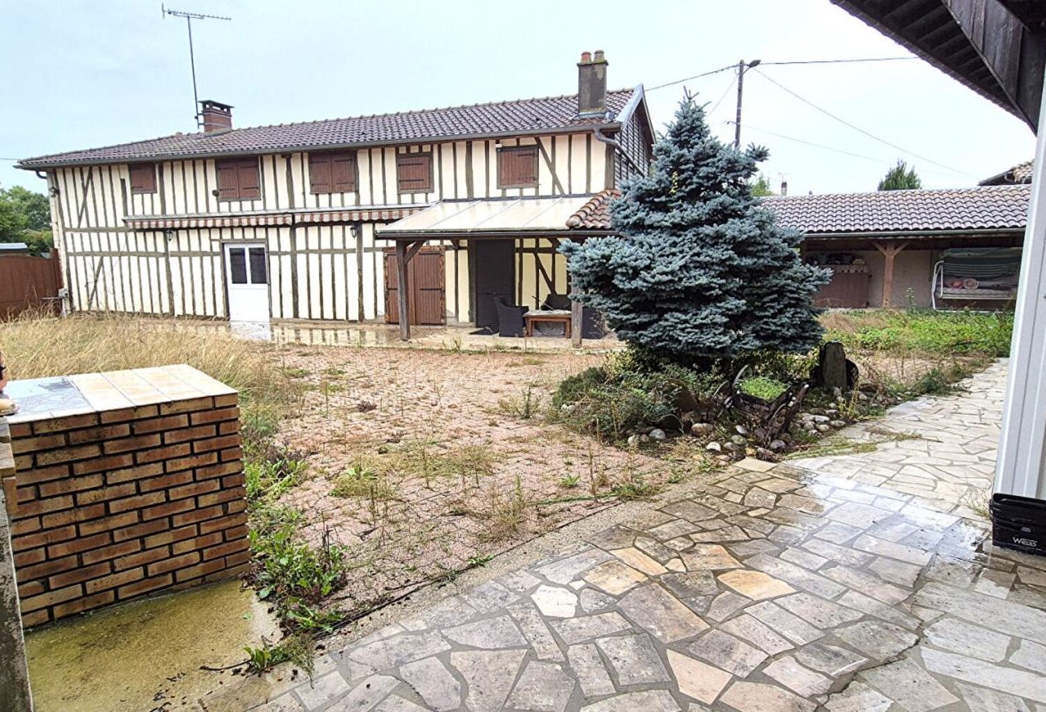 Belle Maison de Village et de Caractère style Champenois de 155 m² à Rénover et Façonner à votre Goût avec sa Cour sécurisée, Terrasse couverte, Garage et Grange de 125 m², Appentis, Bûcher et Terrain arboré de 973 m² — photo 1