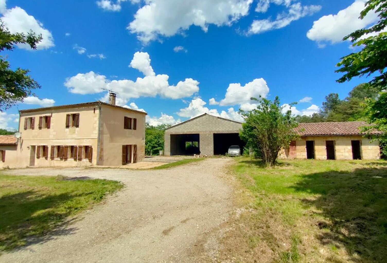 PROPRIETE : MAISON EN PIERRE 150 m²  + ECHOPPE 120 m² + HANGAR 230 m² - TERRAIN 1 HECTARE — photo 1