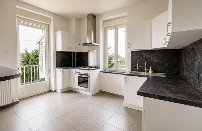 01240 SAINT-PAUL-DE-VARAX : Maison familiale avec piscine — photo 5