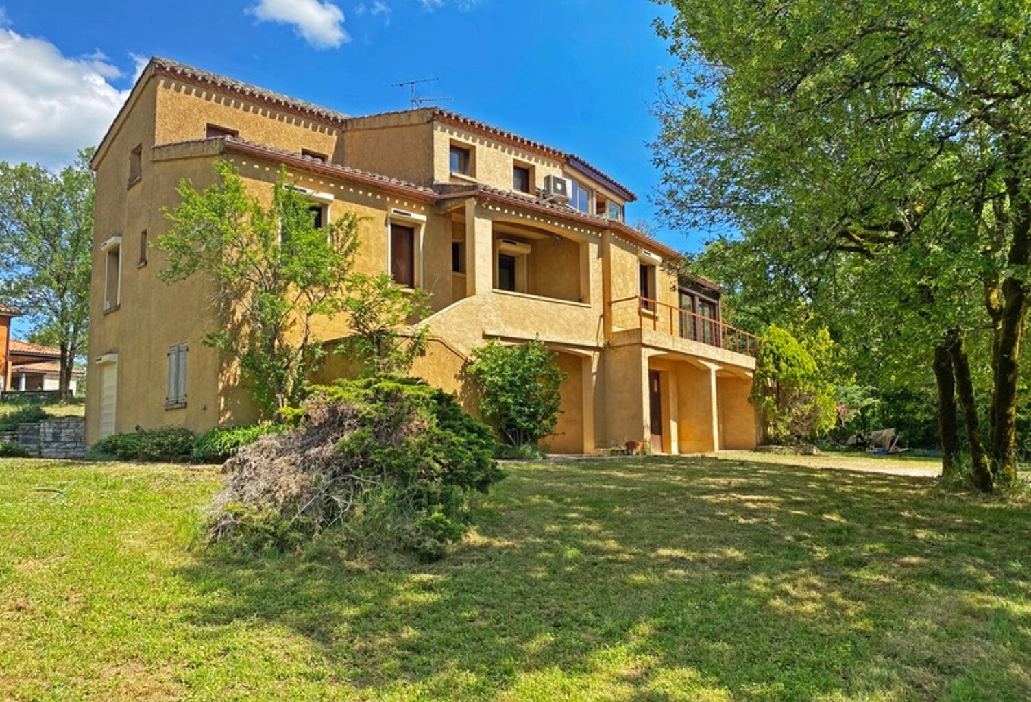 A vendre CRAYSSAC (46) Maison familiale 8 pièces de 200m² habitables - 5 chambres - 2 Vérandas - Terrain de 8000 m² — photo 1