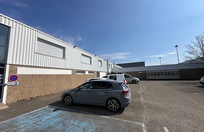 Local d'activité à vendre MIRIBEL (01)-locaux d'activité/entrepot + bureaux de 2600m2 environ, option ERP 5eme catégorie obtenue — photo 2