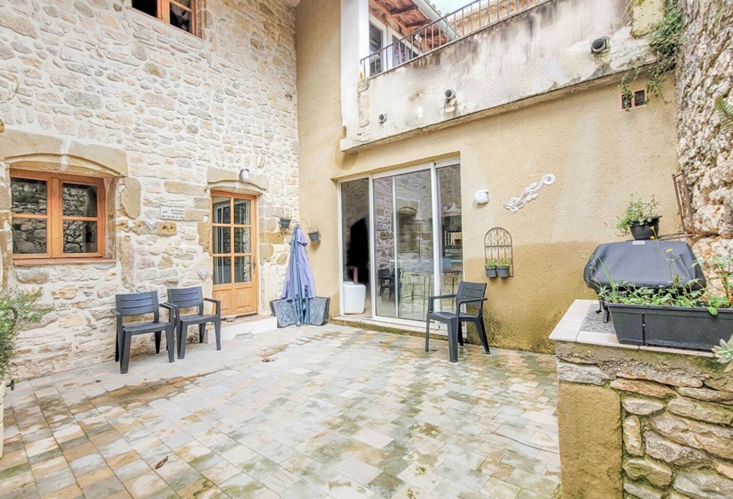 Maison en pierres rénovée avec cour et terrasses — photo 1