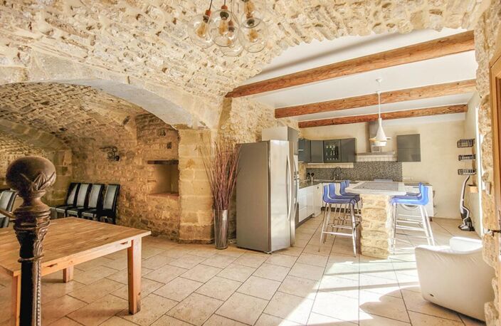 Maison en pierres rénovée avec cour et terrasses — photo 2