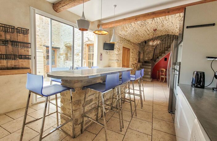 Maison en pierres rénovée avec cour et terrasses — photo 4