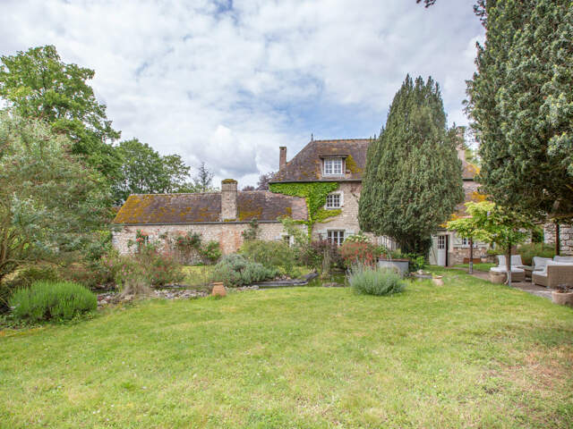 Maison Traditionnelle et dépendances  à  Pressagny  - L'Orgueilleux 27510 16 pièces 11 Chambres 392 m2 — photo du bien