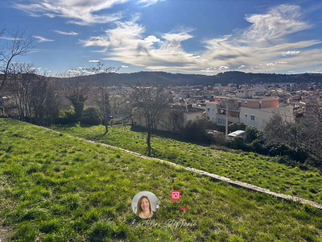 Maison - 7 pièces -180 m2 - 3000 m2 de terrain  zone UCA — photo du bien