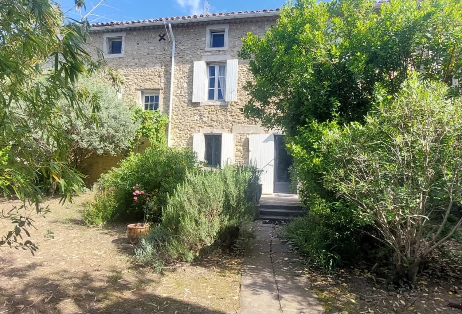 centre st just MAISON en pierre avec cour intérieure. — photo 1
