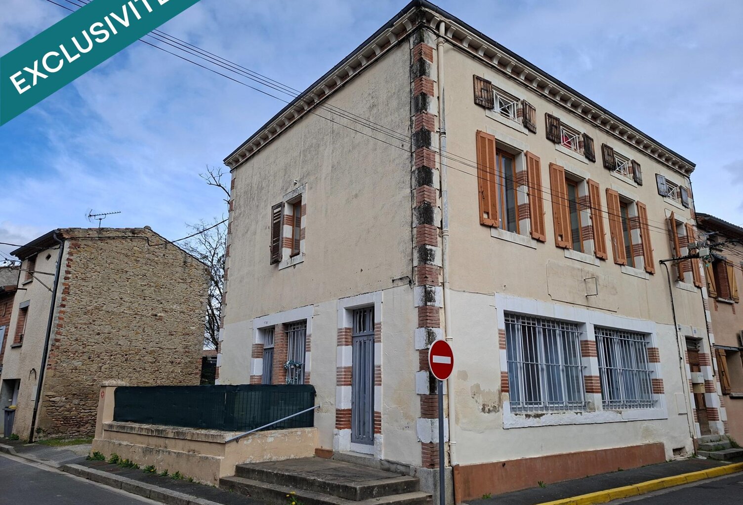 Lot comprenant appartements et terrains. — photo 1