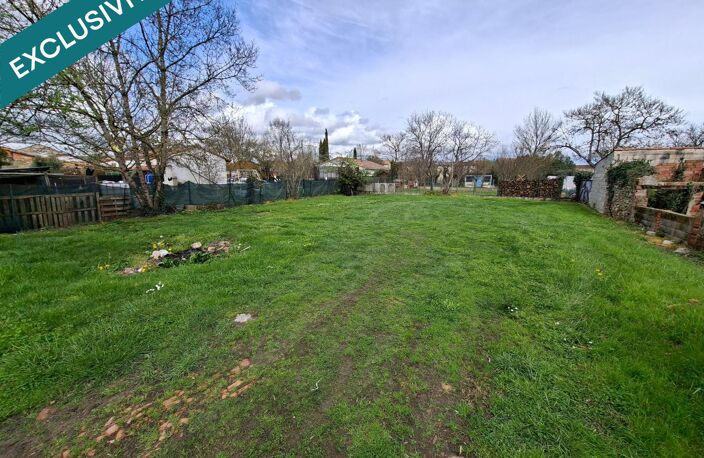 Lot comprenant appartements et terrains. — photo 2