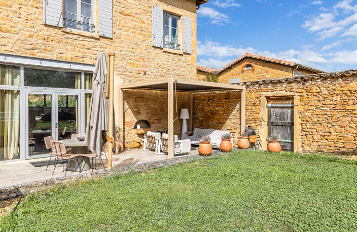 PORTE DES PIERRES DOREES : Un bien rare dans un domaine priv — photo 3