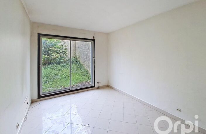 Studio à moderniser en residence avec piscine, parc et gardien — photo 3