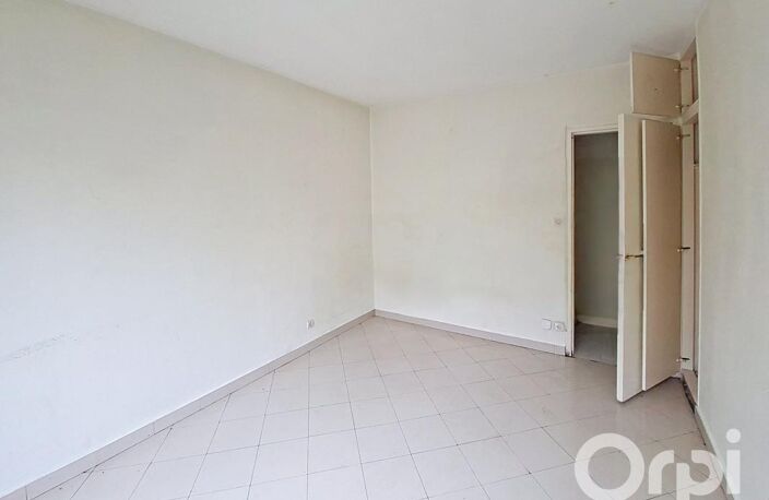 Studio à moderniser en residence avec piscine, parc et gardien — photo 4
