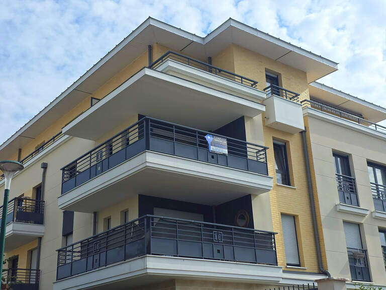 Appartement T3 récent avec terrasse et 2 parkings   Noiseau — photo 1