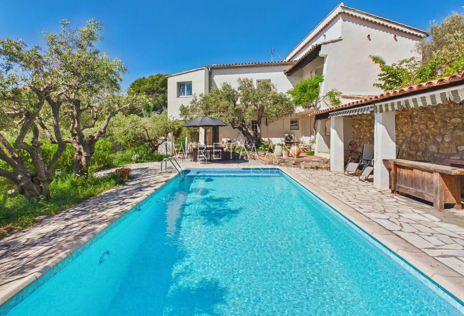 Exclusivité - Propriété avec deux villas dans un écrin de verdur — photo 1