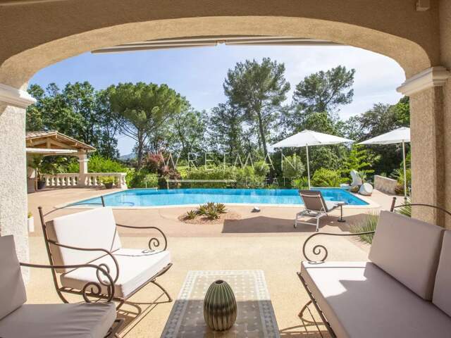 Exclusivité – Villa haute de gamme avec vue et piscine à déborde — photo du bien