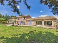 Domaine viticole avec mas en pierre, villas d'invités et vignobl — photo 2