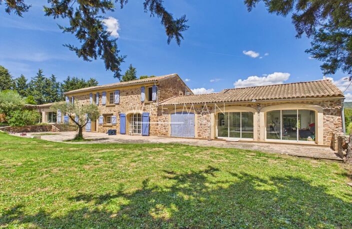 Domaine viticole avec mas en pierre, villas d'invités et vignobl — photo 2