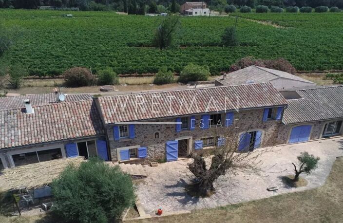 Domaine viticole avec mas en pierre, villas d'invités et vignobl — photo 3