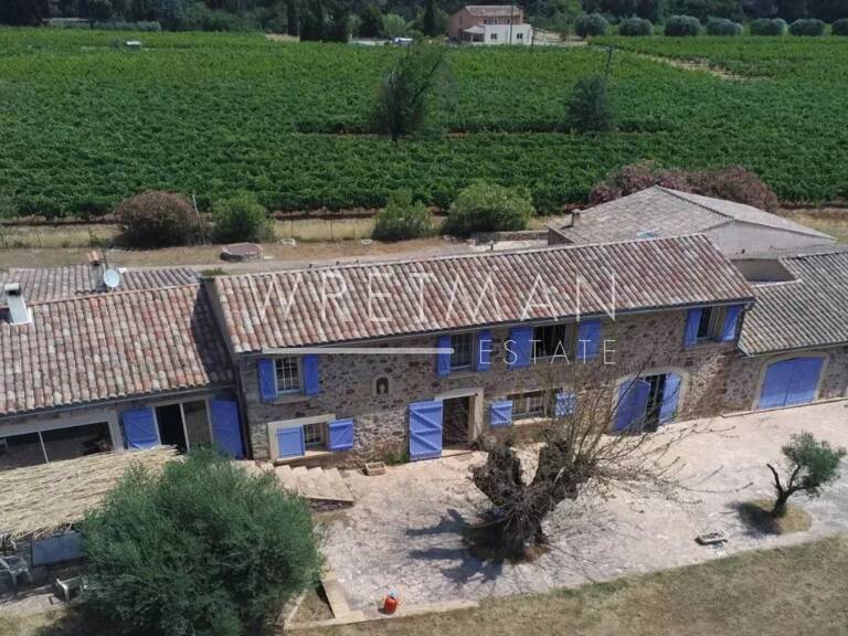 Domaine viticole avec mas en pierre, villas d'invités et vignobl — photo 1