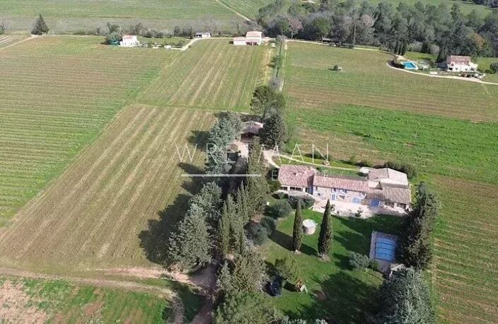 Domaine viticole avec mas en pierre, villas d'invités et vignobl — photo 4