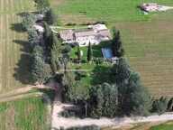 Domaine viticole avec mas en pierre, villas d'invités et vignobl — photo 3