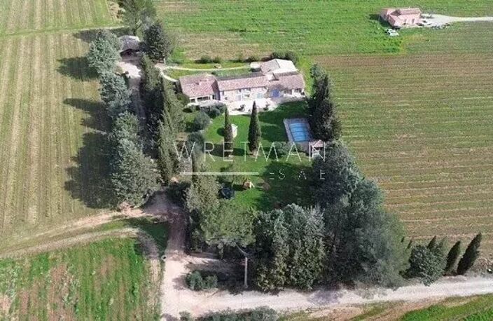 Domaine viticole avec mas en pierre, villas d'invités et vignobl — photo 5