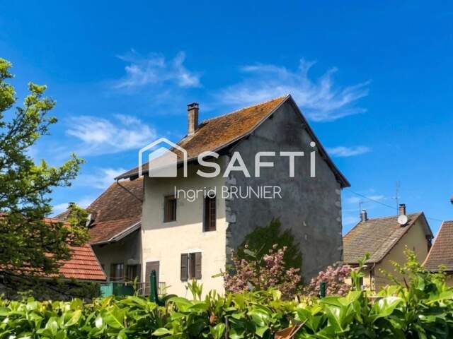 Maison avec une cour — photo du bien