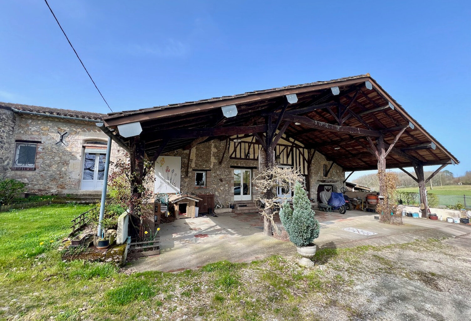 À seulement 15 minutes de Villeneuve-sur-Lot, dans un environnement campagne particulièrement calme et verdoyant, découvrez cette belle maison de caractère en pierres et colombages développant environ 181 m² habitables.  Implantée sur un vaste terrain d'e — photo 1