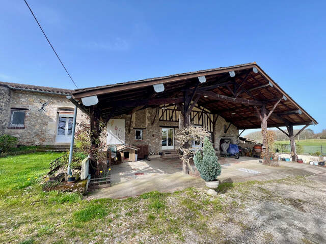 À seulement 15 minutes de Villeneuve-sur-Lot, dans un environnement campagne particulièrement calme et verdoyant, découvrez cette belle maison de caractère en pierres et colombages développant environ 181 m² habitables.  Implantée sur un vaste terrain d'e — photo du bien