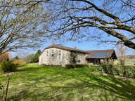 À seulement 15 minutes de Villeneuve-sur-Lot, dans un environnement campagne particulièrement calme et verdoyant, découvrez cette belle maison de caractère en pierres et colombages développant environ 181 m² habitables.  Implantée sur un vaste terrain d'e — photo 2