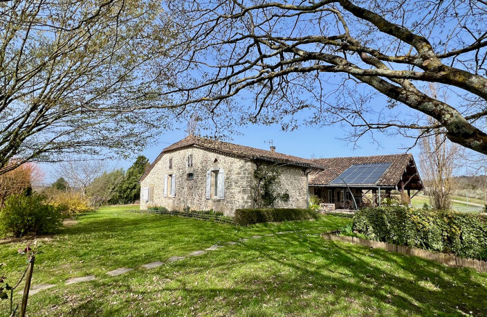 À seulement 15 minutes de Villeneuve-sur-Lot, dans un environnement campagne particulièrement calme et verdoyant, découvrez cette belle maison de caractère en pierres et colombages développant environ 181 m² habitables.  Implantée sur un vaste terrain d'e — photo 2